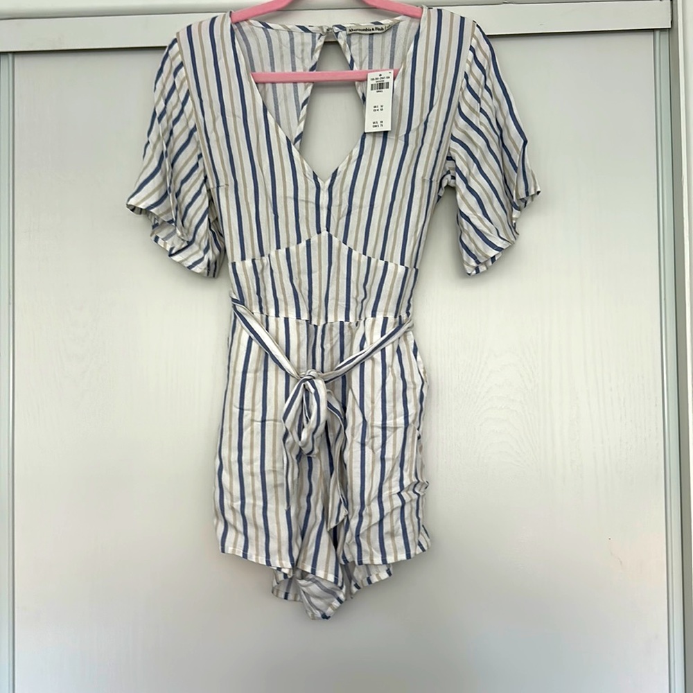 NWT Abercrombie white, blue and tan striped romper in size Small - Picture 3 of 4